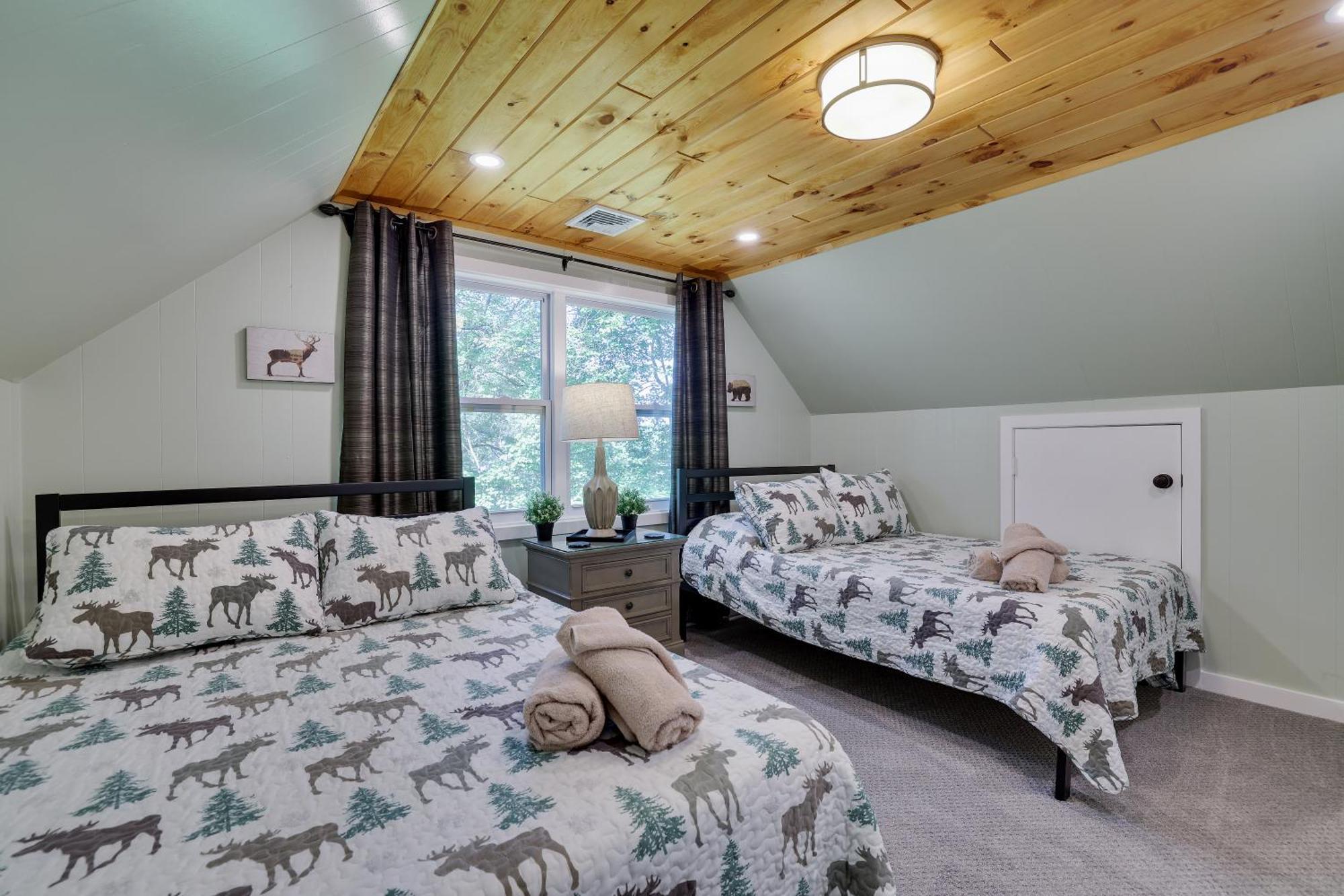 Poconos Brand New Lakefront Oasis 1 Acre, Hottub Gameroom Firepits Talk About Privacy Albrightsville Luaran gambar