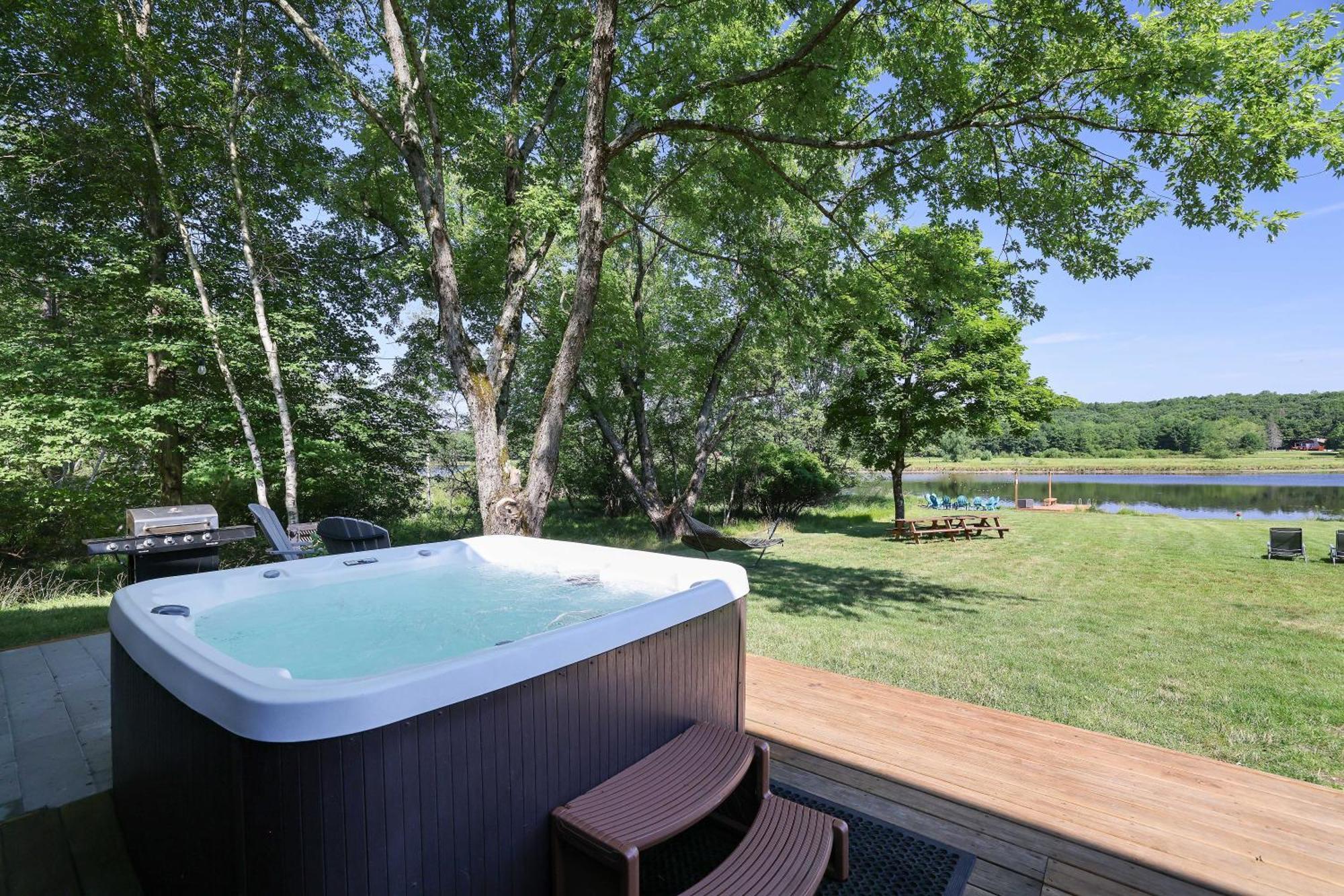 Poconos Brand New Lakefront Oasis 1 Acre, Hottub Gameroom Firepits Talk About Privacy Albrightsville Luaran gambar